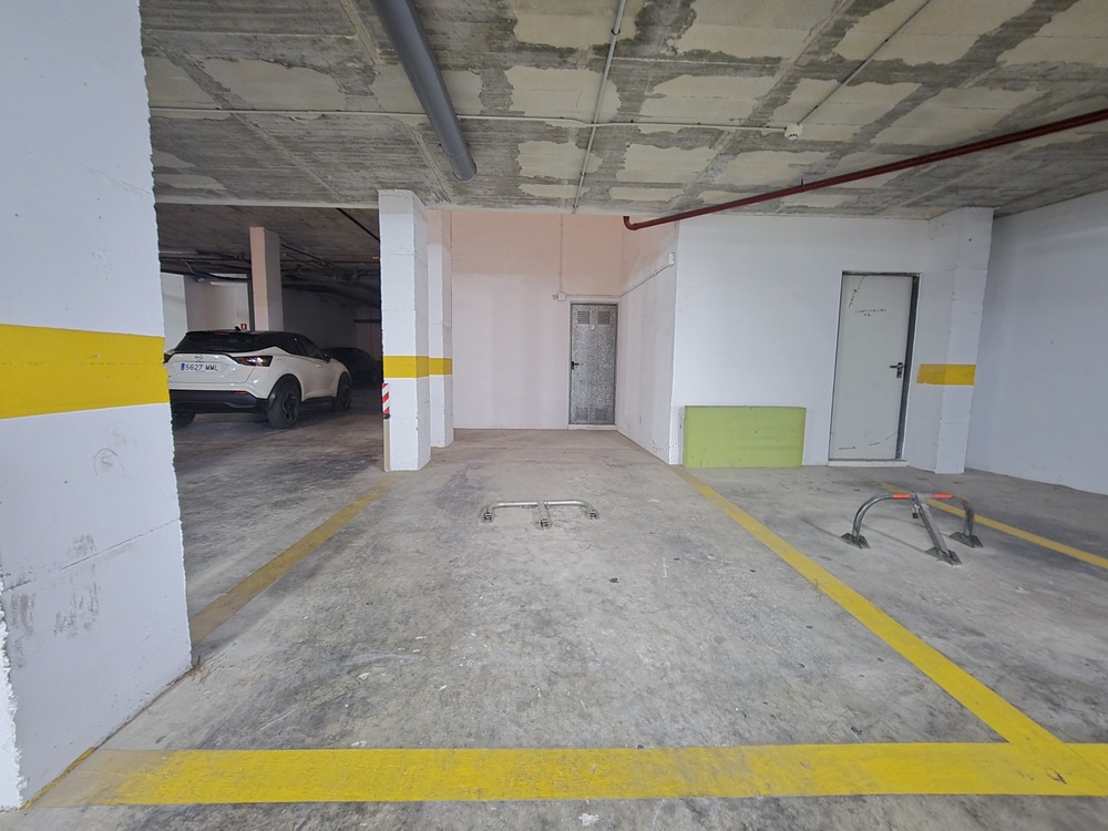Parking privado con acceso inmediato en La Loma, Torrevieja — comodidad total