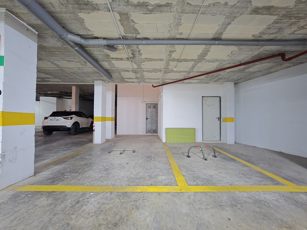 Parking privado con acceso inmediato en La Loma, Torrevieja — comodidad total