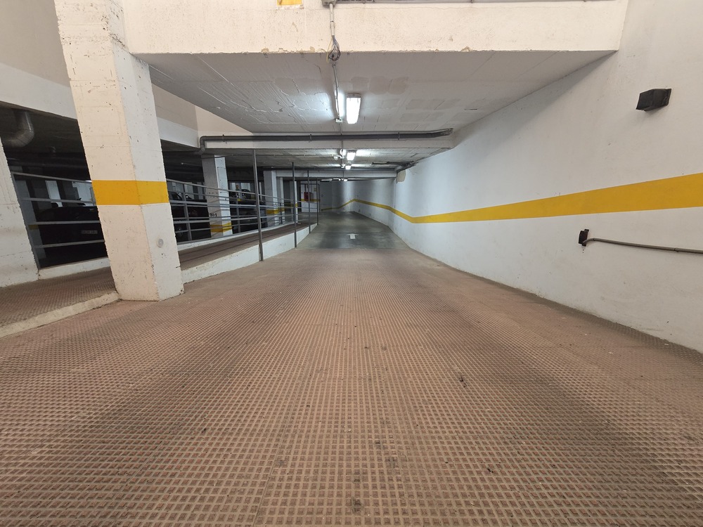 Parking privado con acceso inmediato en La Loma, Torrevieja — comodidad total