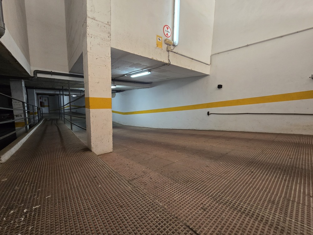 Parking privado con acceso inmediato en La Loma, Torrevieja — comodidad total