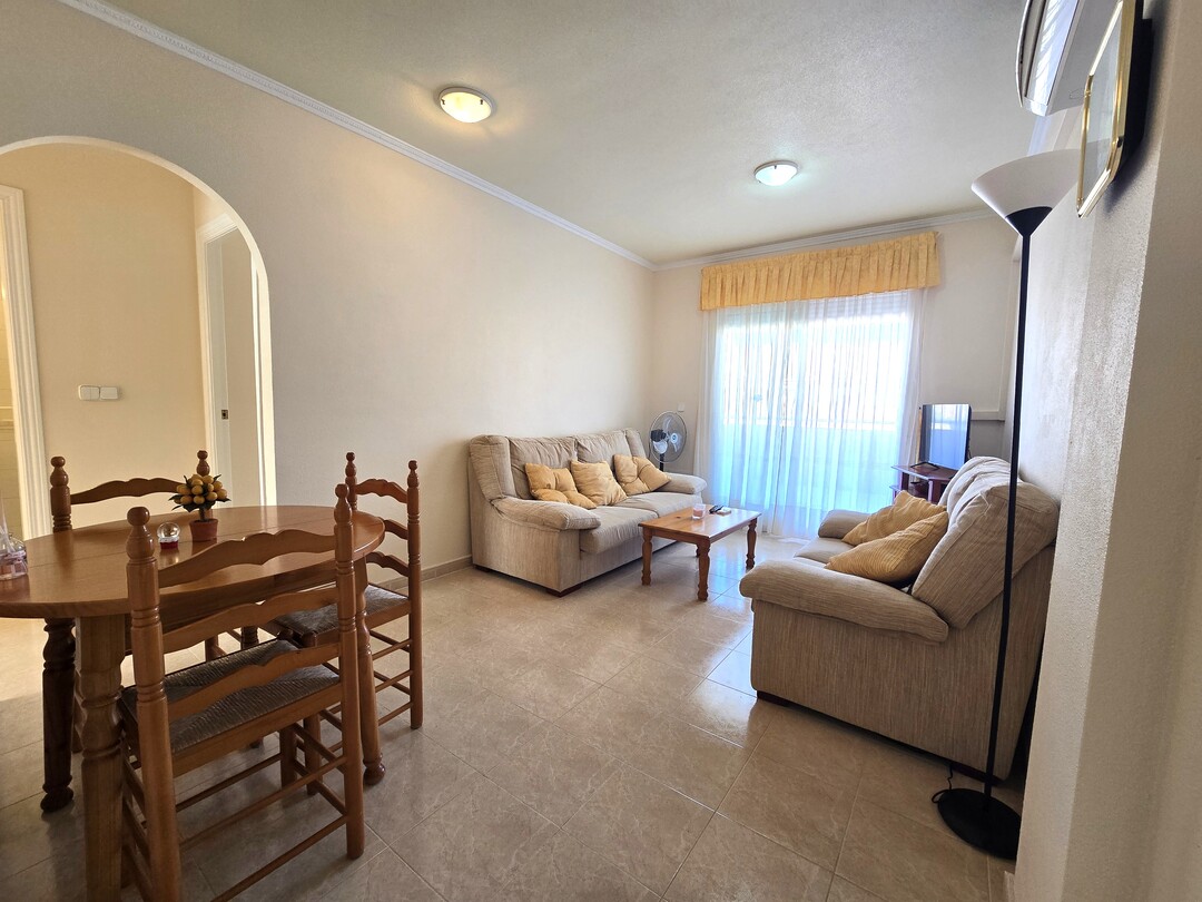 Bungalow en Aguas Nuevas con terraza y vistas a la piscina — 2 dormitorios