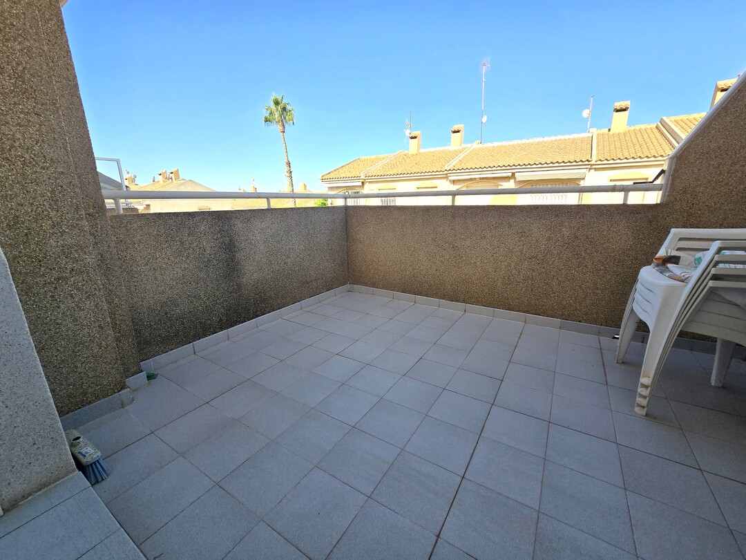 Bungalow en Aguas Nuevas con terraza y vistas a la piscina — 2 dormitorios