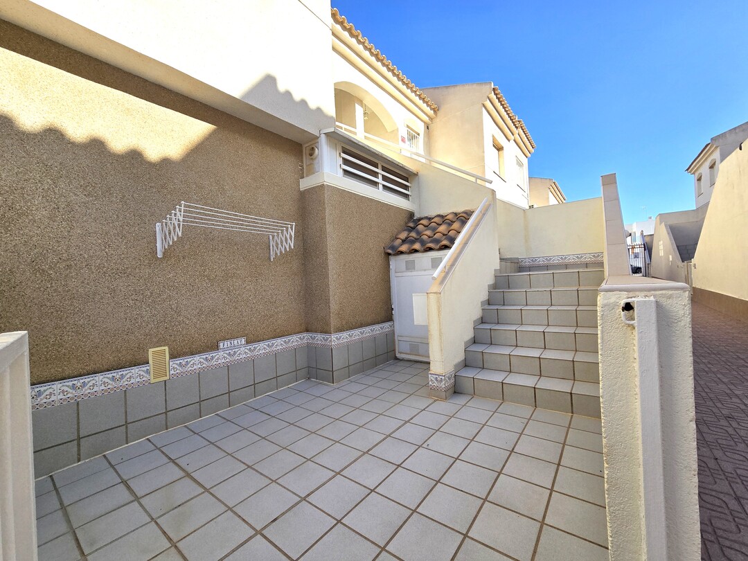 Bungalow en Aguas Nuevas con terraza y vistas a la piscina — 2 dormitorios
