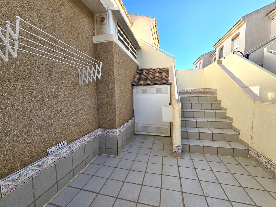 Bungalow en Aguas Nuevas con terraza y vistas a la piscina — 2 dormitorios