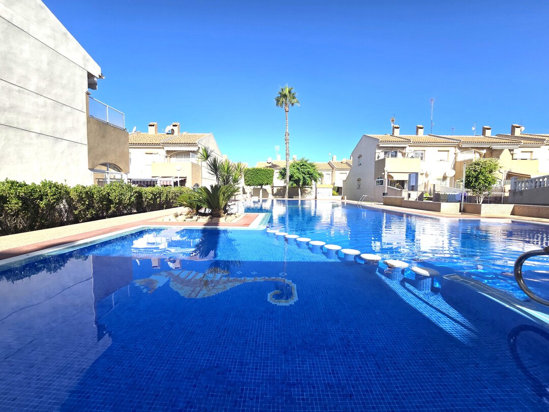 Bungalow en Aguas Nuevas con terraza y vistas a la piscina — 2 dormitorios