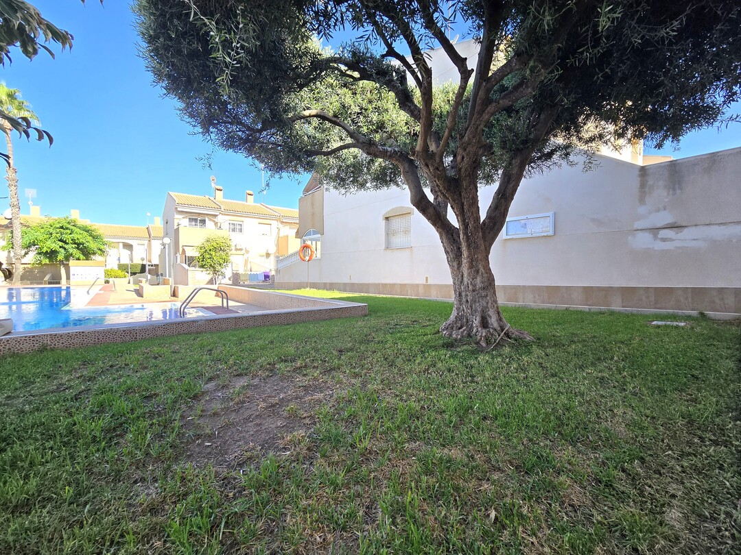 Bungalow en Aguas Nuevas con terraza y vistas a la piscina — 2 dormitorios