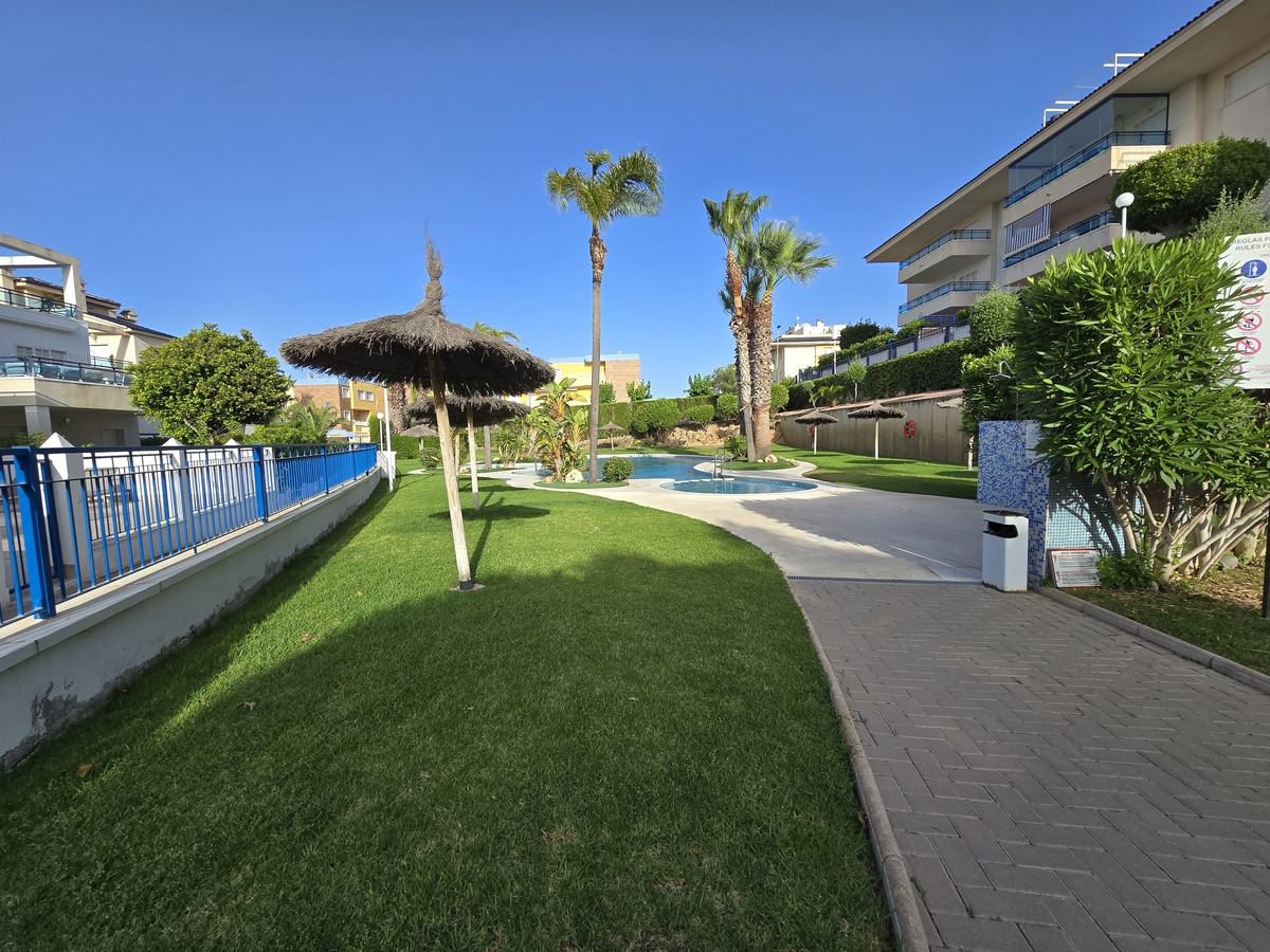 Dúplex con vistas al mar y piscina en Mil Palmeras — 3 dorm. y 119 m²