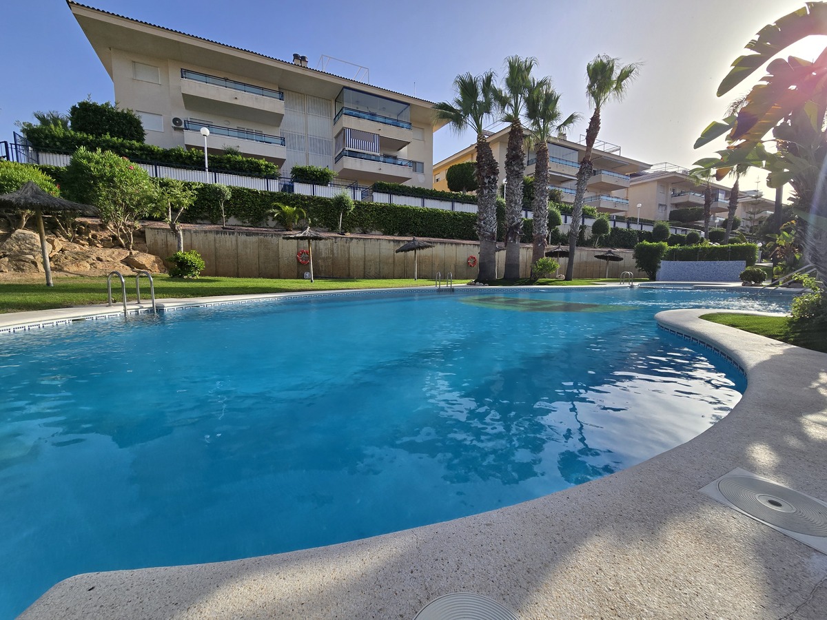 Dúplex con vistas al mar y piscina en Mil Palmeras — 3 dorm. y 119 m²