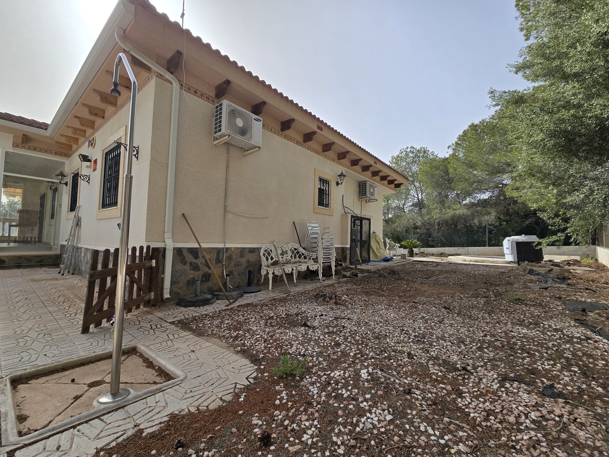 Villa independiente con 6.000m² de parcela en Pinar de Campoverde — vistas únicas