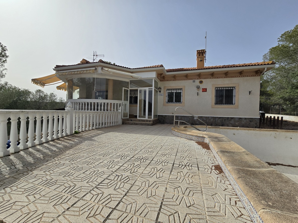 Villa independiente con 6.000m² de parcela en Pinar de Campoverde — vistas únicas