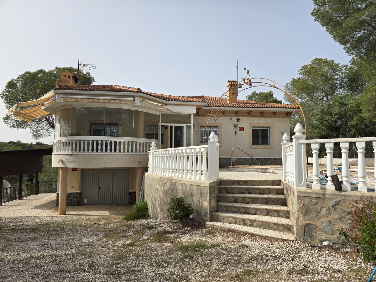 Villa independiente con 6.000m² de parcela en Pinar de Campoverde — vistas únicas