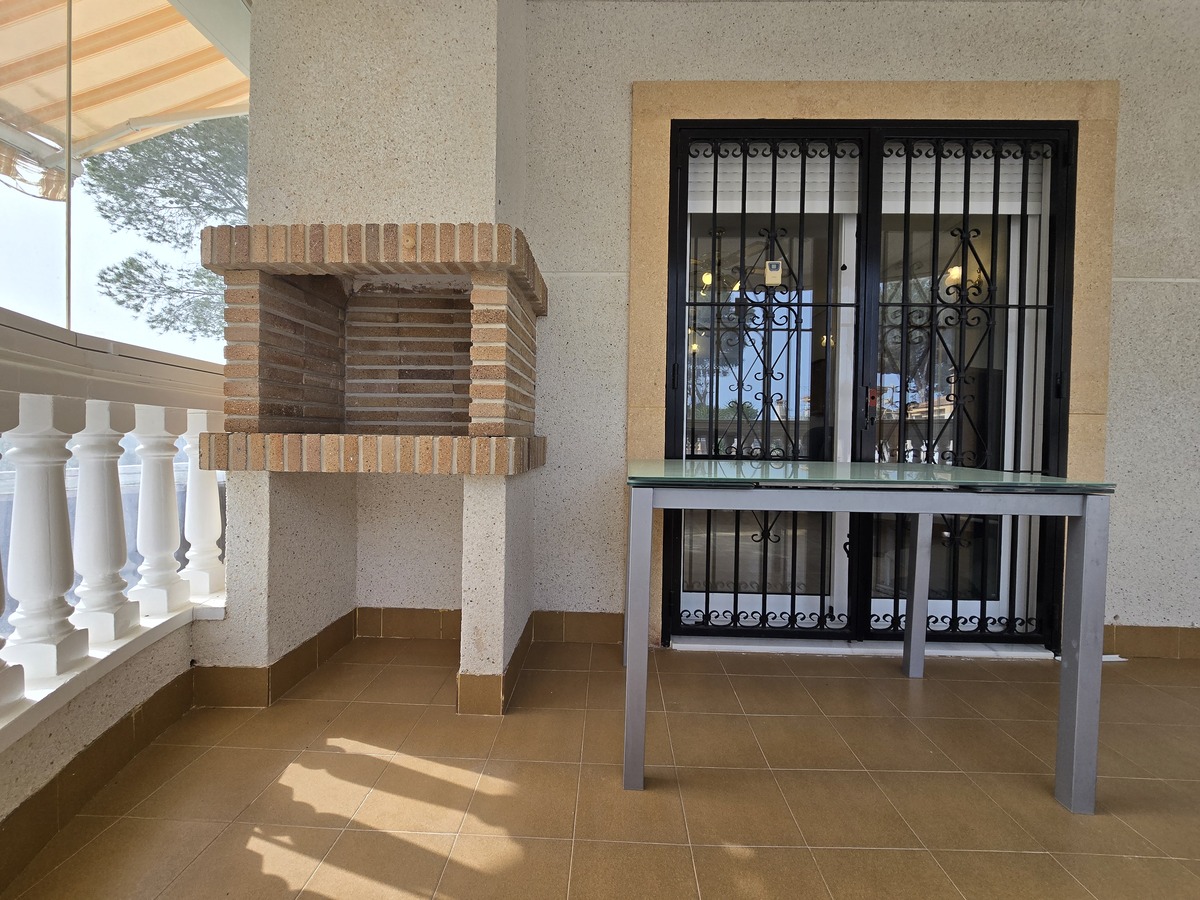 Villa independiente con 6.000m² de parcela en Pinar de Campoverde — vistas únicas