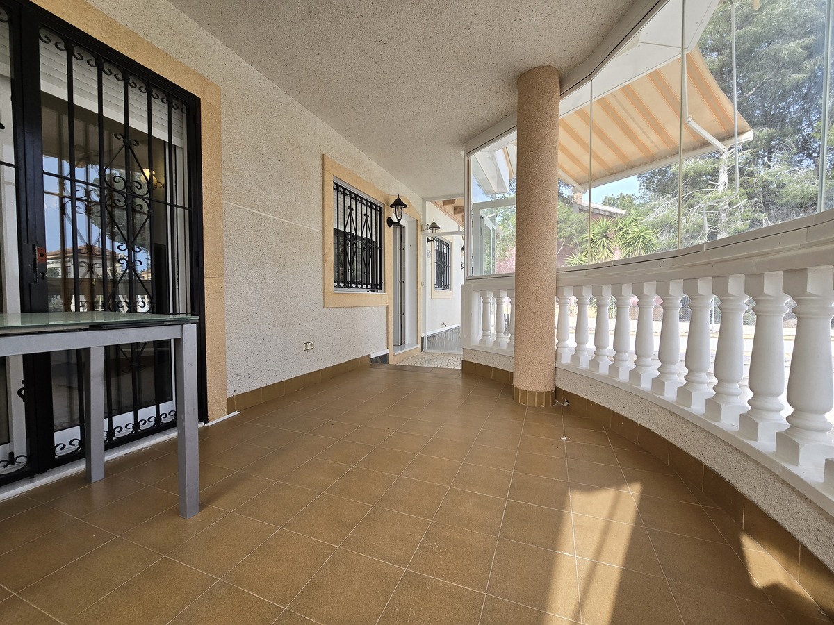 Villa independiente con 6.000m² de parcela en Pinar de Campoverde — vistas únicas