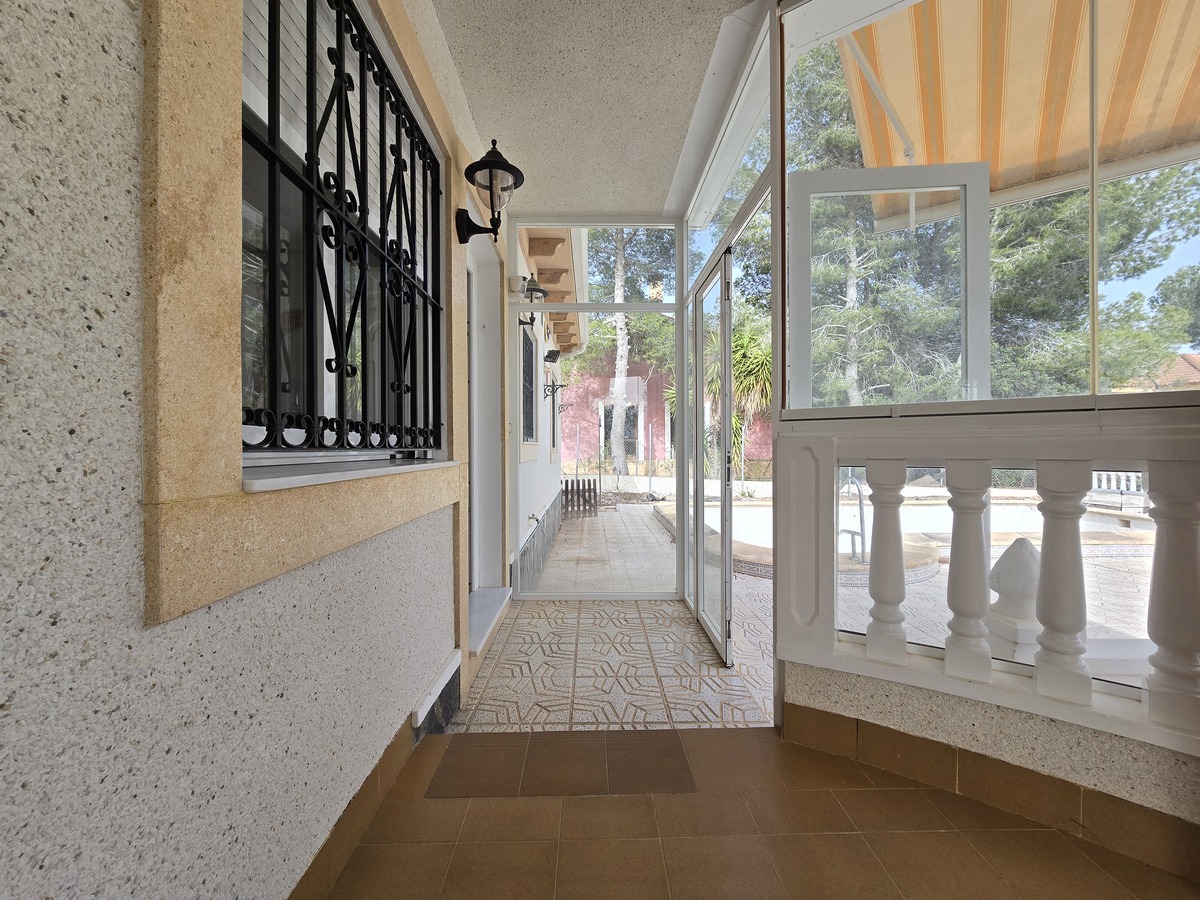 Villa independiente con 6.000m² de parcela en Pinar de Campoverde — vistas únicas