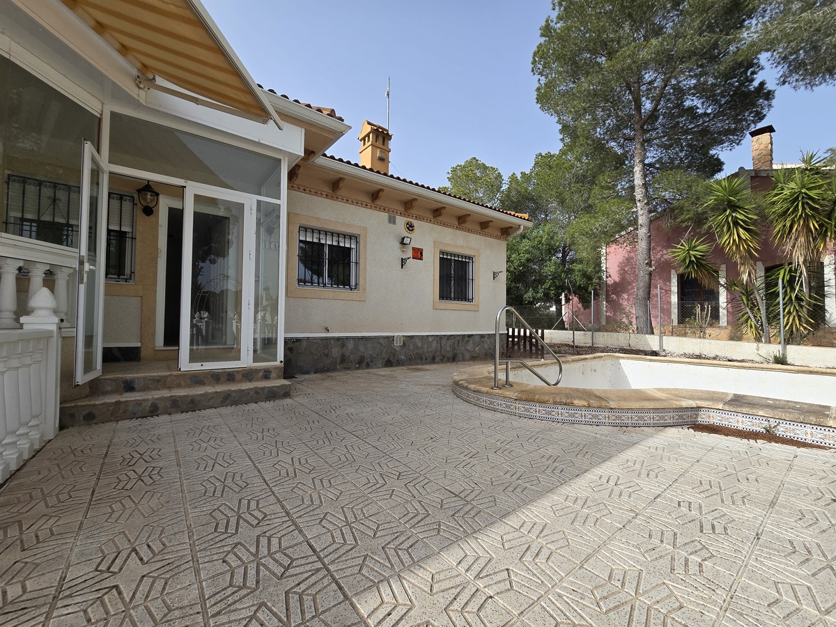 Villa independiente con 6.000m² de parcela en Pinar de Campoverde — vistas únicas