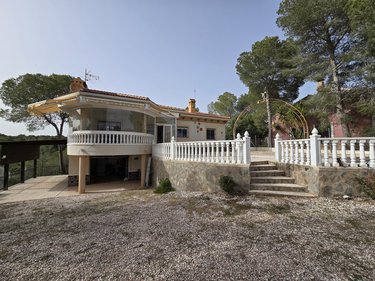 Villa independiente con 6.000m² de parcela en Pinar de Campoverde — vistas únicas