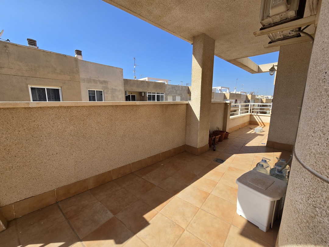 Ático con terraza esquinera de 40 m² en La Loma, Torrevieja — incluye garaje