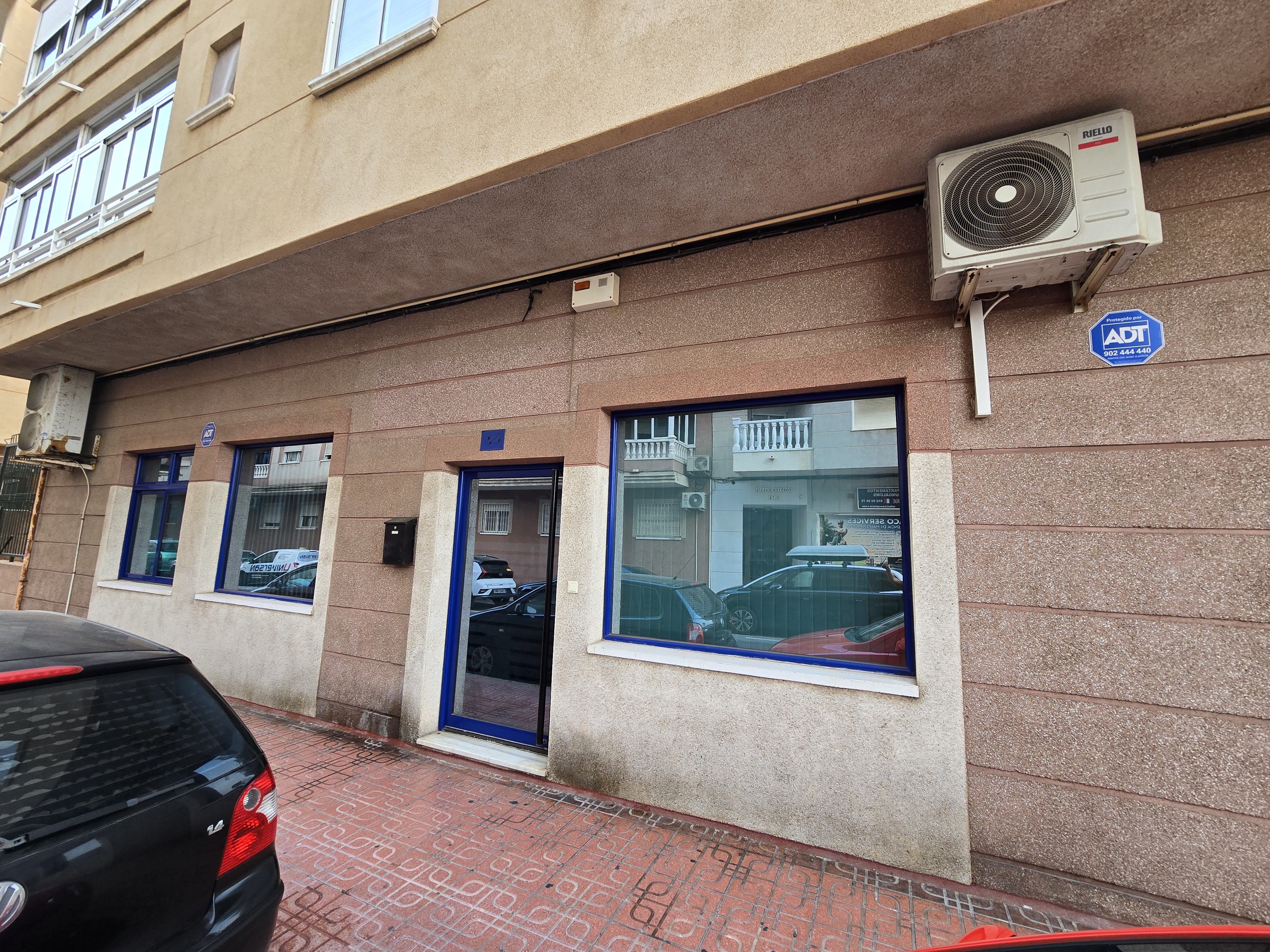 Local comercial en esquina en La Loma, Torrevieja — 87 m² listo para estrenar